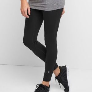 NWOT- GapFit Maternity Blackout Full Panel Legging